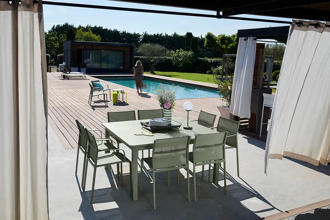 CRAFT TABLE 143 X 143 CM